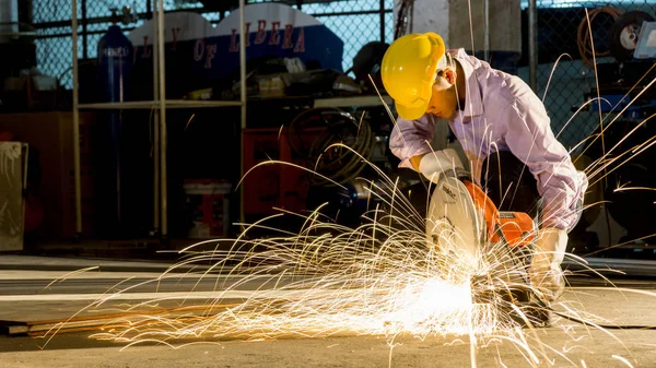 Trabajador Utiliza Molienda Metal Cortado Centran Línea Luz Flash Chispa — Foto de Stock