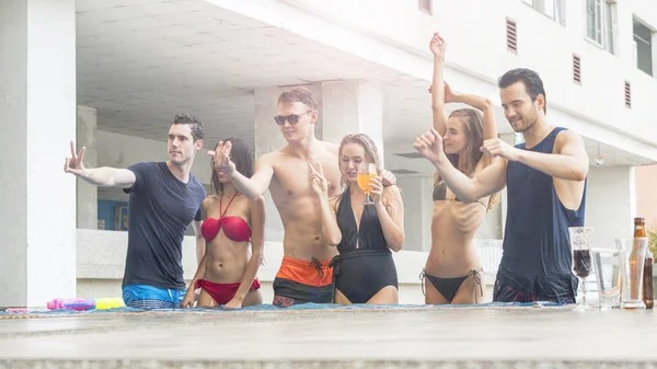 Amigos Que Fazem Festa Dançam Uma Piscina Moda Verão Praia — Fotografia de Stock