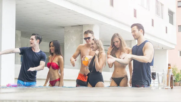 Друзі Проводять Вечірку Танцюють Басейні Мода Літнього Пляжу Бікіні Стрункі — стокове фото