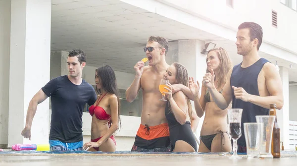 Amigos Teniendo Fiesta Bailando Una Piscina Moda Verano Playa Bikini — Foto de Stock