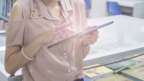 Hand Girl Mulheres Negócios Usando Tablet Inteligente Computador Perto Mão — Fotografia de Stock