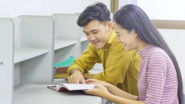 Dois Alunos Lendo Livro Fazendo Lição Casa Juntos Ajudando Uns — Fotografia de Stock