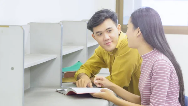 Due Studenti Che Leggono Libro Fanno Compiti Insieme Aiutano Vicenda — Foto Stock