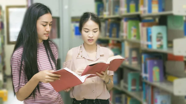 Duas Meninas Adolescentes Ler Livro Prateleira Livro Fundo — Fotografia de Stock