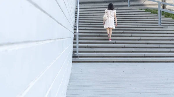 Menina Está Andando Até Escada Concreto Exterior Com Paisagem Cidade — Fotografia de Stock