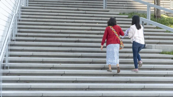 Gruppo Persone Sul Retro Stanno Camminando Sul Paesaggio Esterno Scala — Foto Stock