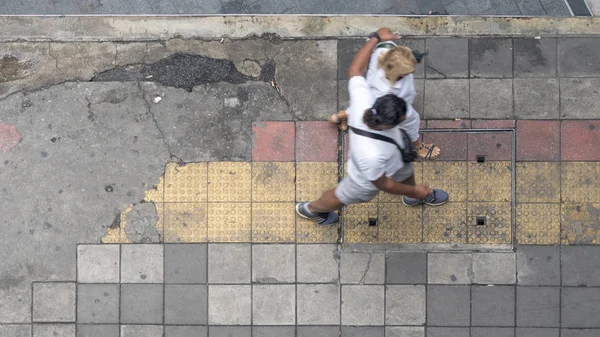 歩行者天国と赤と黄色のブロックの歩道でビジネスエリアを歩く人々との空中ビューとトップビュー — ストック写真