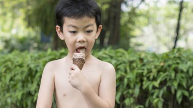 Çocuk Çocuk lezzetli duygu yüz yakından dondurma yemek