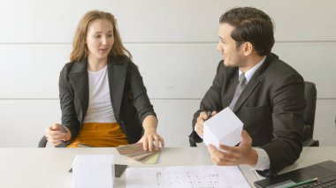 İşadamları Mimarlar Mimarlık kavramsal yapı modeli ile masanın üzerinde çizim planı mevcut