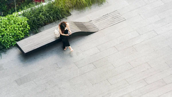 Översta Flygfoto Kvinnan Använder Smartphone Sit Träbänk Gångväg Fotgängare Begreppet — Stockfoto