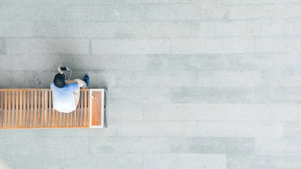 Vista Aérea Superior Hombre Utiliza Teléfono Inteligente Sentarse Banco Madera —  Fotos de Stock