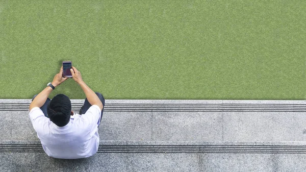 Den Översta Flygfoto Över Mannen Vit Skjorta Använder Mobiltelefon Och — Stockfoto