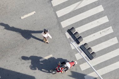 Üst hava manzaralı yaya geçidinde insanlar yol boyunca tabela ile yürüyorlar. Yaya geçidinden geçen yayaları düşünün. Şehirde iş çıkış saati