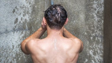 su duş beyaz erkeklerin sırt kas portresi