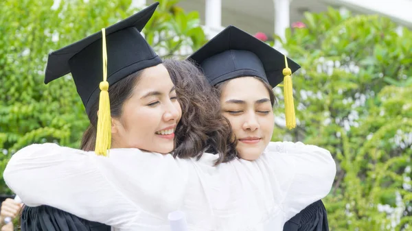 Due Asiatico Ragazza Studenti Con Laurea Abiti Cappello Abbraccio Genitore — Foto Stock