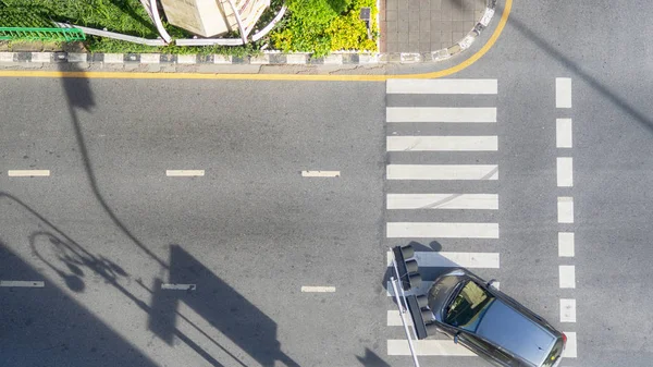 Foto Aérea Vista Superior Coche Conducción Pista Asfalto Paso Peatonal —  Fotos de Stock