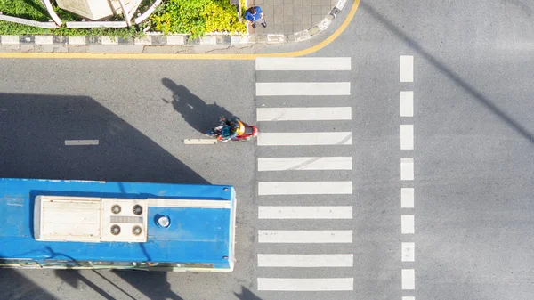 Vista Superior Foto Aérea Uma Moto Condução Ônibus Pista Asfalto — Fotografia de Stock