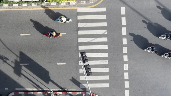 Motocicletas Pasan Través Carretera Peatonal Ciudad Vista Aérea Superior —  Fotos de Stock