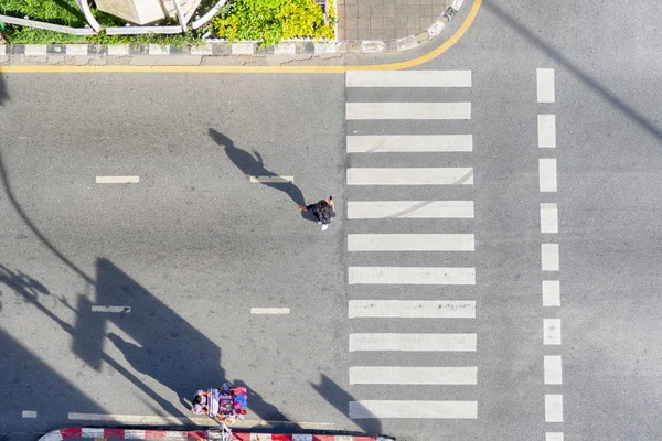 Människor Går Tvärs Över Business City Street Antenn Ovanifrån — Stockfoto