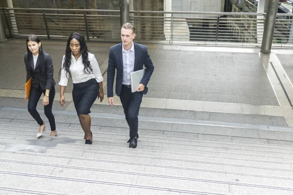 Gruppo Tre Persone Multi Nazionalità Lavoratori Affari Uomo Donna Tuta — Foto Stock