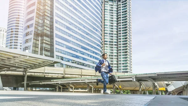 Retrato Hombre Negocios Ejecutar Con Maletín Portátil Ciudad Peatonal Aire —  Fotos de Stock