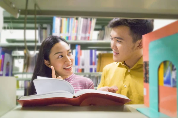 Homme Femme Lire Parler Livre Ouvert Bibliothèque — Photo