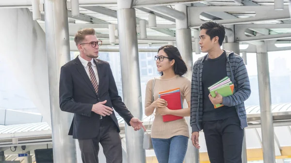 öğretmen ve öğrenciler teen walk ın rush zaman açık grup