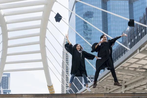 Glad Examen Tonåring Människor Hoppar Med Examen Klänningar Grattis Ceremoni — Stockfoto