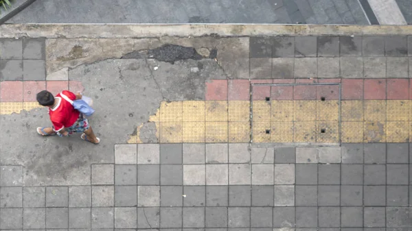 航空写真と平面図でぼかし通りと赤と黄色のブロックを歩行者通路付きのビジネス エリアで男散歩 — ストック写真