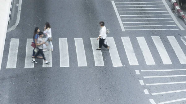 Зайняті Розмиті Люди Йдуть Швидко Через Знак Перехрестя Вулиці Міста — стокове фото