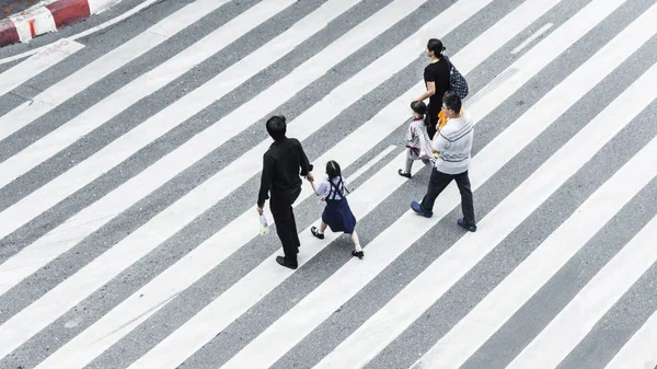 Folkmassa Och Grupp Familj Med Barn Promenad Gatan Gångväg Staden — Stockfoto