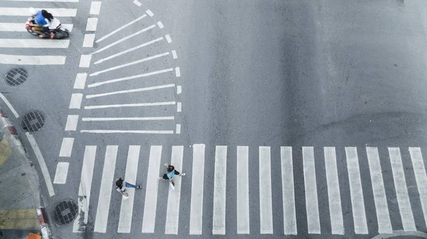 の上面図 鳥瞰図からオートバイのドライブ パス道路と街の歩行者通りの十字路徒歩の群衆 — ストック写真