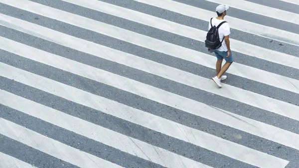 Het Bovenaanzicht Van Mode Toeristische Man Wandeling Verkeersvrije Oversteekplaats Witte — Stockfoto