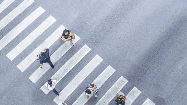 从顶部可以看到人们走在城市街道的步行街上的人行横道 用摩托车驱动的通过道路 — 图库照片