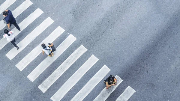 İnsanlar yürüyüş şehrin Motosiklet ile sokak sokak yaya kavşak üzerinde üst görünümden sürücüler road, kuş bakışı görünüme geçmek.
