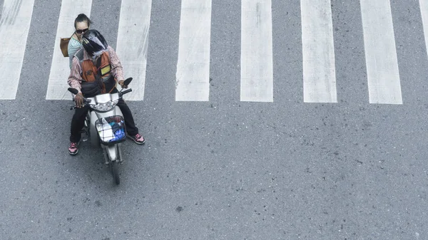 バイクで街の歩行者の交差点ドライブ上面図 鳥瞰図から 道路を通過 — ストック写真