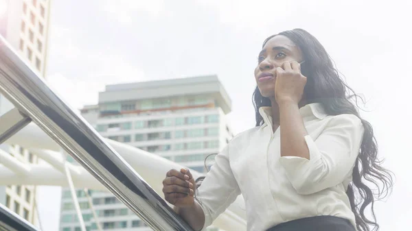 肖像业务非洲妇女使用智能手机 — 图库照片