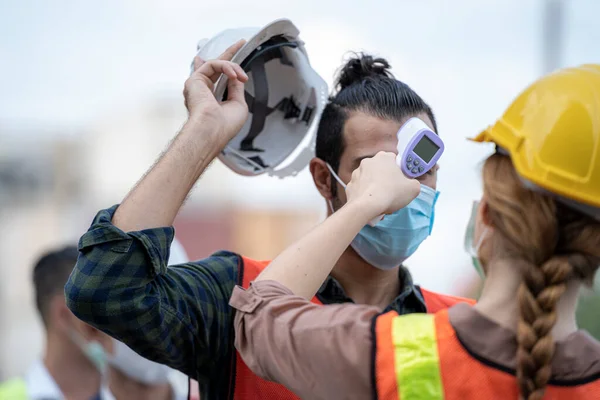 Travailleuse Usine Portant Masque Médical Une Tenue Sécurité Mesurent Température — Photo