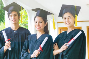 Siyahi mezuniyet elbiseli insanlar diploma taşıyorlar..