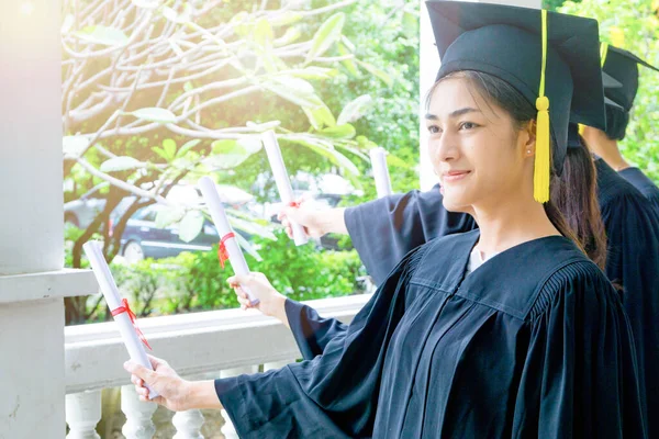 Mulher Estudante Sorri Sentir Feliz Vestidos Graduação Boné — Fotografia de Stock