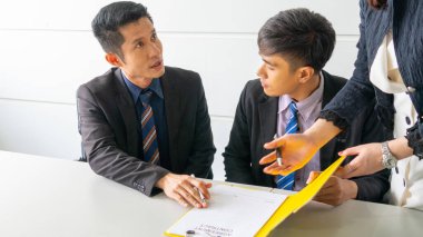 Patron işadamı toplantı odasında sözleşme imzaladı..