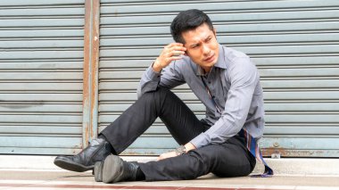 İş adamı dış uzay binasındaki işini kaybettikten sonra kendini yorgun ve üzgün hissediyor. İş dünyası mutsuz yaşam konsepti.