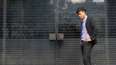 İş adamı kendini yorgun hissediyor. Kapalı cam ve çelik kapılı binanın dışında duruyor. Ofis ya kapalı ya da iflas etmiş..