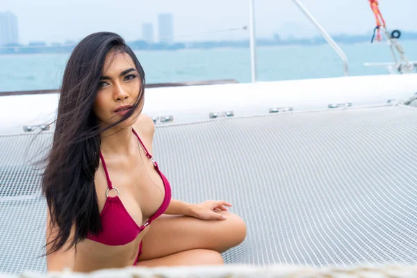 Portrait Sexy Asiatique Fille Bikini Allonger Détente Sur Yacht Croisière — Photo