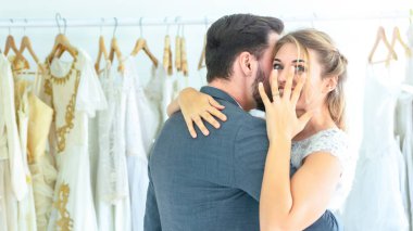 Düğün stüdyosunda bir çift ya da gelinin portresi. Bu arada kız yüzüğü romantik insan konsepti olarak gösteriyor. Gelinlik defilesinde iç mekan gibi giyiniyor..