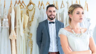 Bir damat gelinine sürpriz yapmak için ayağa kalkar. Gelinin beyaz elbisesinin asıldığı iç mekan stüdyosunu giydirir..