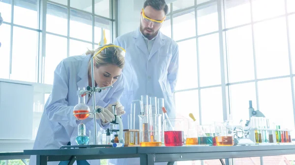 Cara Perto Cientista Feminino Vendo Microscópio Man Research Está Trabalhar — Fotografia de Stock