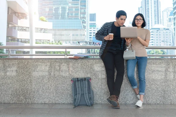 夏天的一天 带着笔记本电脑的亚洲女孩和男孩在户外聊天 教育和技术生活方式 — 图库照片
