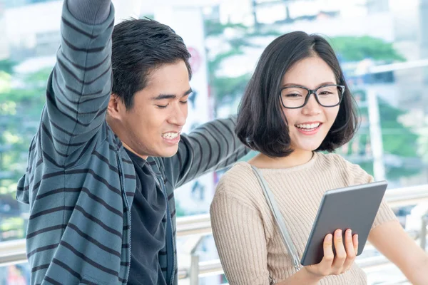 Asiatiska Flicka Och Man Student Med Pekskärm Tablett Talar Utomhus — Stockfoto