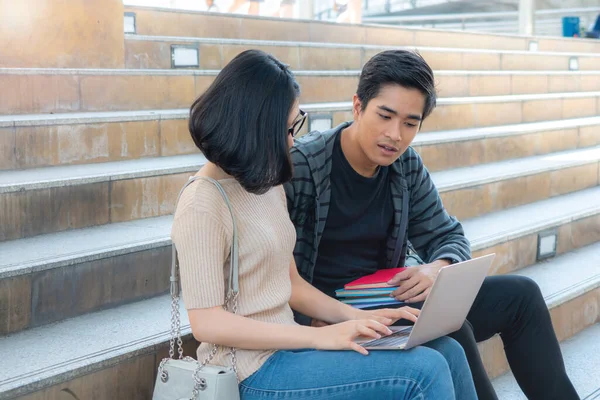 Asiática Chica Hombre Estudiante Con Portátil Están Hablando Espacio Escalera — Foto de Stock
